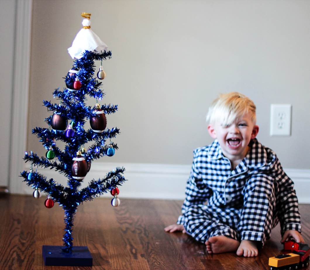 Easy Toddler Christmas Craft by Atlanta mom blogger Happily Hughes