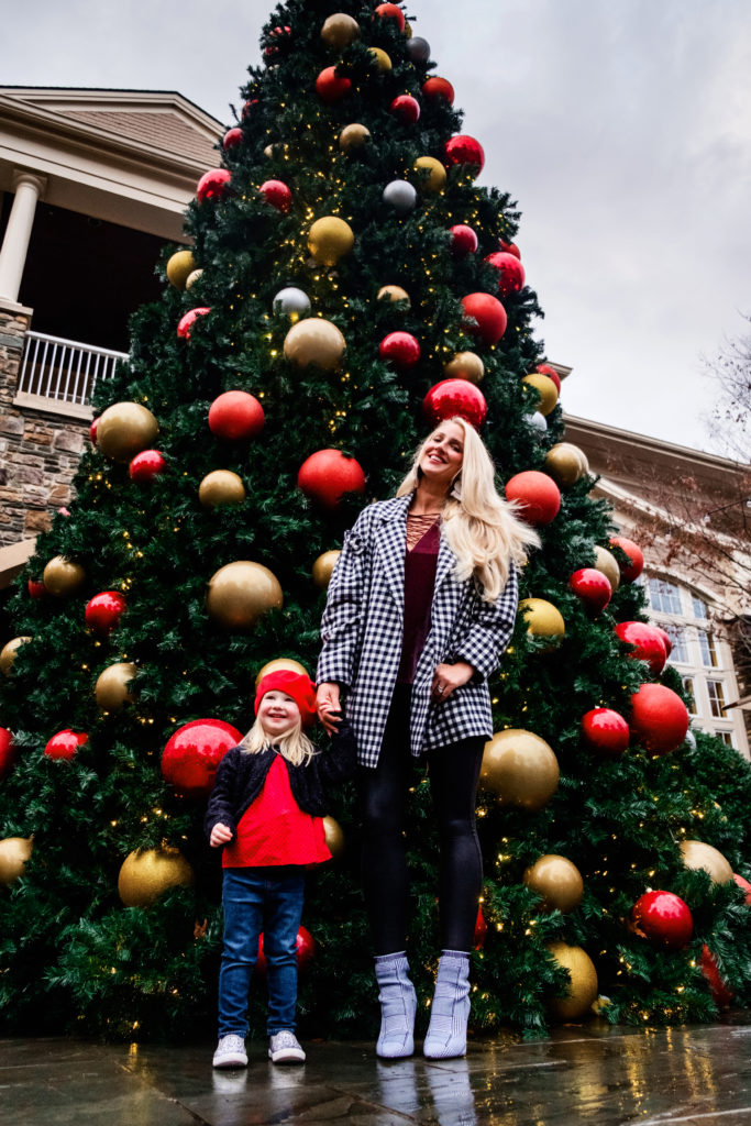 Headed to Reynolds Lake Oconee? Popular Atlanta Blogger Happily Hughes is sharing why the Rotz Carlton Reynolds Lake Oconee is perfect for the holidays! 