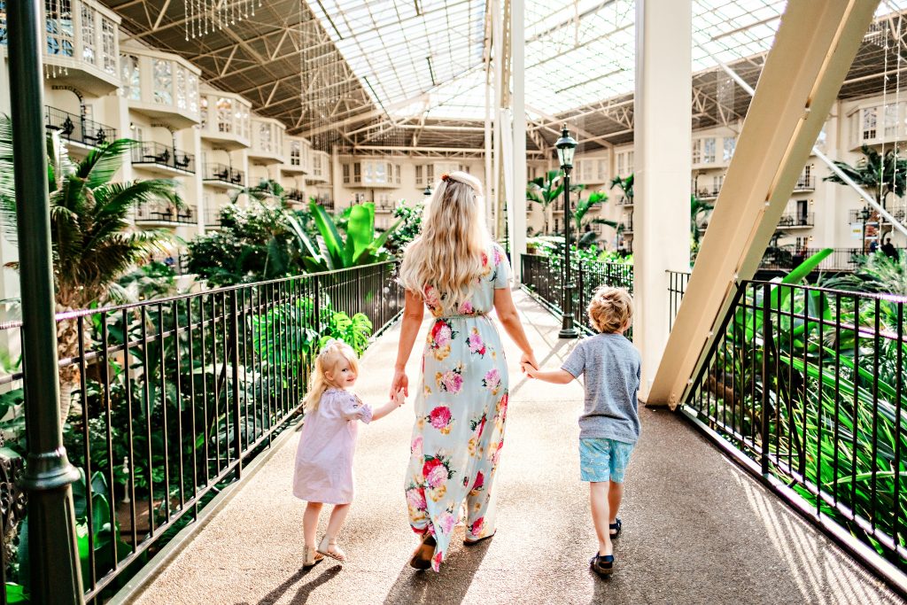 Headed to Nashville with the family? Popular Atlants Blogger Happily Hughes is sharing where to eat, sleep and see with her Nashville Family Travel Guide. 
