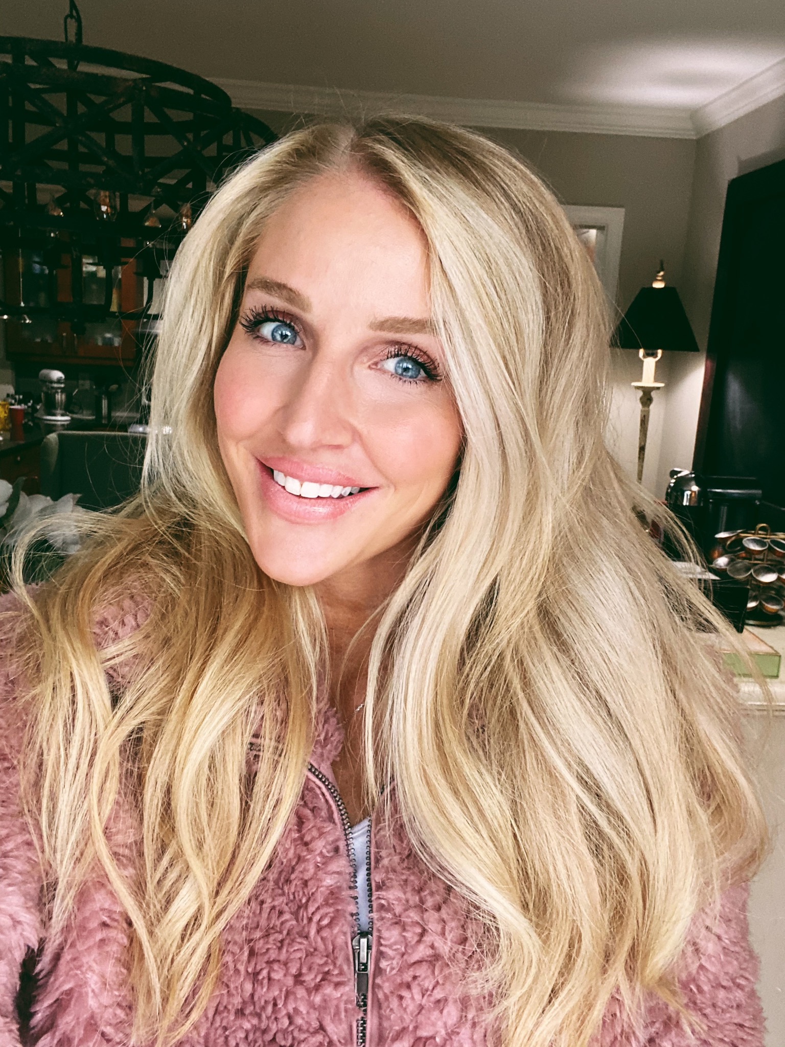 Looking for the perfect dewy makeup tutorial? Popular Atlanta Blogger Happily Hughes is sharing her favorite skincare and makeup favorite to achieve a dewy makeup look here!